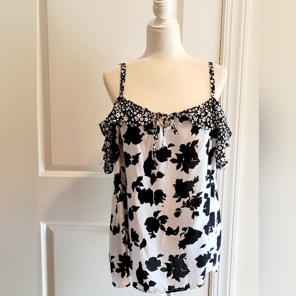 🌺Cato Est.1946 Cold Shoulder Black & White Top - Picture 1 of 9